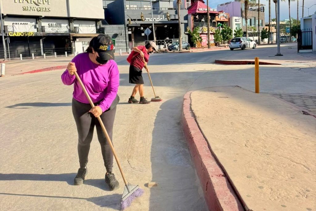Servicios Públicos atiende el centro de Cabo San Lucas tras las lluvias